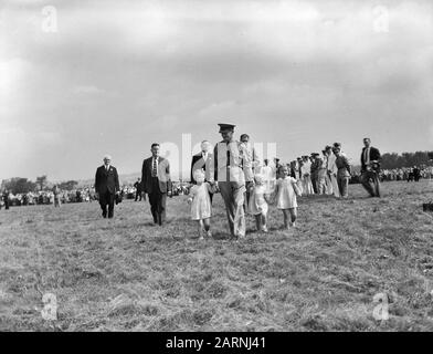 Premio del banner dell'Aviazione militare del KNIL e la bandiera del Servizio Aviazione Marina, entrambi decorati con L'Ordine militare di Guglielmo della Regina Wilhelmina all'aeroporto militare di Pittsfield nel Massachussets Stato. Cerimonia di premiazione del banner dell'aviazione militare del KNIL e della bandiera del Servizio Aviazione Marina, entrambi decorati con L'Ordine militare di Guglielmo della Regina Wilhelmina all'aeroporto militare di Pittsfield nello stato del Massachussets. Grande generale L.H. van Oyen con due principesse (sinistra Beatrix, destra Irene) e la loro fidanzata Renee Roëll Data: 15 agosto 194 Foto Stock