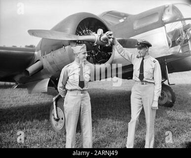 Due piloti olandesi in formazione alla Royal Netherlands Military Flying School di Jackson Airfield, in piedi da un Beechcraft Annotation: Repronegative Date: 1942 Location: America Keywords: Piloti, seconda guerra mondiale, aereo Nome personale: Jackson Foto Stock