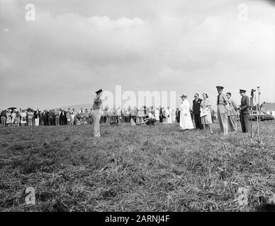 Premio del banner dell'Aviazione militare del KNIL e la bandiera del Servizio Aviazione Marina, entrambi decorati con L'Ordine militare di Guglielmo della Regina Wilhelmina all'aeroporto militare di Pittsfield nel Massachussets Stato. Cerimonia di premiazione del banner dell'aviazione militare del KNIL e della bandiera del Servizio Aviazione Marina, entrambi decorati con L'Ordine militare di Guglielmo della Regina Wilhelmina all'aeroporto militare di Pittsfield nello stato del Massachussets. Il più antico ufficiale attuale della Royal Navy, Chief Officer della 2nd classe J.A.C. Saluto Broesder. Data: 15 Agosto 1942 Luogo: Pitt Foto Stock