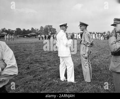 Premio del banner dell'Aviazione militare del KNIL e la bandiera del Servizio Aviazione Marina, entrambi decorati con L'Ordine militare di Guglielmo della Regina Wilhelmina all'aeroporto militare di Pittsfield nel Massachussets Stato. Cerimonia di premiazione del banner dell'aviazione militare del KNIL e della bandiera del Servizio Aviazione Marina, entrambi decorati con L'Ordine militare di Guglielmo della Regina Wilhelmina all'aeroporto militare di Pittsfield nello stato del Massachussets. Navy Officer in conversazione con il sig. Tedesco-L.H. van Oyen Data: 15 agosto 1942 Località: Pittsfield, USA Parole Chiave: Visite, di Foto Stock