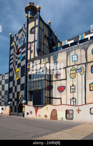 Vienna, Austria - 10 giugno 2019; Spittelau un impianto di incenerimento dei rifiuti progettato dal pittore e architetto, Friedensreich Hundertwasser un famoso terreno Foto Stock