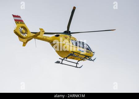 Vienna, Austria - 10 giugno 2019; elicottero di salvataggio di ambulanza visto da un angolo basso che vola su un cielo blu Foto Stock