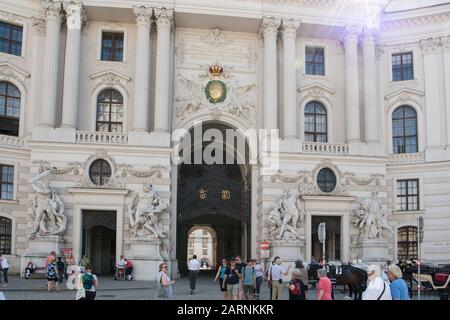 Vienna, Austria - 4 giugno 2019; Michaeltor, la porta sulla Michaelerplatz, una piazza di fronte al palazzo Hofburg, il centro di Vienna Foto Stock