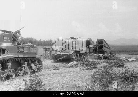 Azione con serbatoi vicino Toba e dintorni [Due M3 Stuart serbatoi sono collegati con un cavo, davanti a un ponte di posa serbatoio (Valentine), un cosiddetto AVLB] Annotazione: I serbatoi portano il nome Beer e Betuwe. [2nd Eskadron Fighters] Data: Marzo 1949 Luogo: Indonesia, Indie Orientali Olandesi, Sumatra Foto Stock