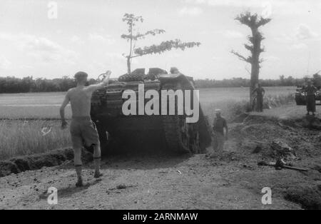 Azione con carri armati vicino a Toba e dintorni [2nd Squadron Fighters] Data: Marzo 1949 luogo: Indonesia, Indie orientali olandesi, Sumatra Foto Stock