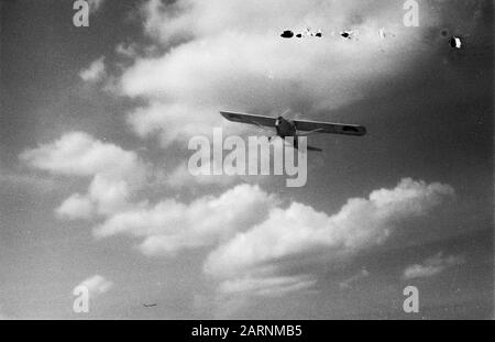 Azione con carri armati vicino Toba e dintorni [un aereo di ricognizione] Annotazione: [Austre di Piper Cub] Data: Marzo 1949 luogo: Indonesia, Indie Orientali Olandesi, Sumatra : Burgt, Th. Di/DLC Foto Stock