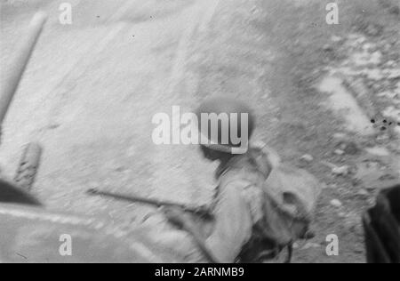 Azione con carri armati vicino Toba e dintorni [foto scattata dalla torretta. Front of the Tank is a helmeted Military] Annotation: [2nd Squadron Fighters] Date: March 1949 Location: Indonesia, Java, Dutch East Indies, solo Foto Stock