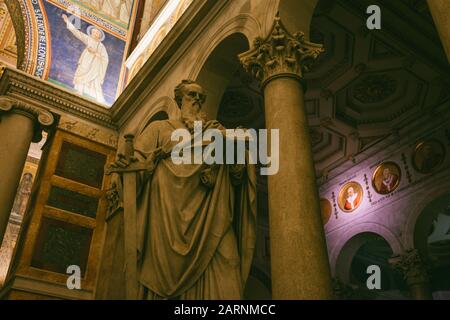 Roma, Italia - 3 gennaio 2020: Mosaico di Papa Francesco nella Basilica di San Paolo Fuori Le Mura, a Roma. Foto Stock
