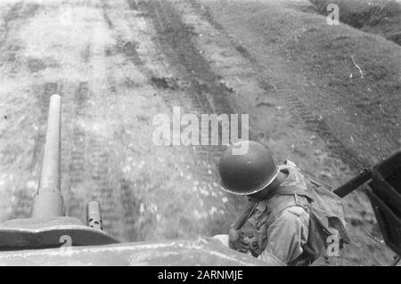 Azione con serbatoi vicino Toba e dintorni Vista dalla torre del serbatoio sul cannonbarrel. A destra è un helmeted militare Data: Marzo 1949 luogo: Indonesia, Java, Dutch East Indies, solo Foto Stock