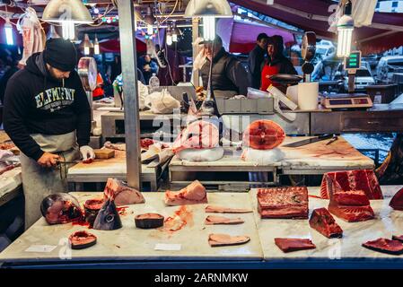 Pezzi di pesce per la vendita sul famoso vecchio mercato del pesce chiamato La Pescheria nella città di Catania, est della isola di Sicilia, Italia Foto Stock