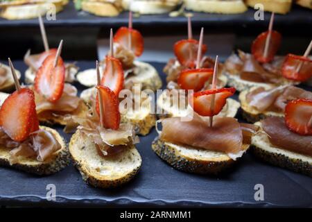 Prosciutto e fragole Appetizer/snack 'Panish Tapas' su fette di Poppy Seminato Pane nel buffet presso l'Azul Beach Resort Hotel, Puerto Morelos, Cancun. Foto Stock