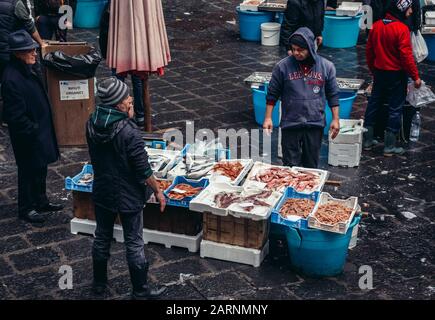 Il pesce si trova sul famoso vecchio mercato del pesce chiamato la Pescheria nella città di Catania, a est dell'isola di Sicilia, in Italia Foto Stock