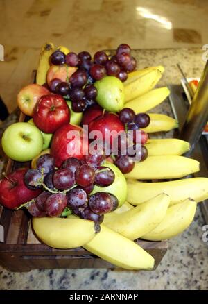 Frutta fresca su una tavola di legno sul Display presso la stazione di frullato nel Buffet all'Azul Beach Resort Hotel, Puerto Morelos, Riviera Maya, Cancun. Foto Stock
