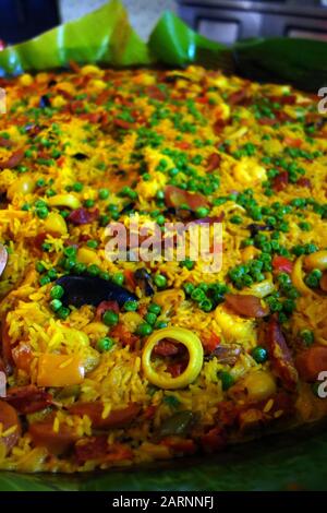 Grande Piatto Di Riso Spagnolo Di Carne E Frutti Di Mare 'Paella' In Esposizione Nel Buffet Al Azul Beach Resort Hotel, Puerto Morelos, Riviera Maya, Cancun, Messico. Foto Stock