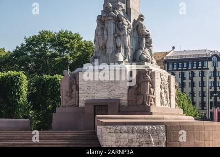 Close up su uno zoccolo di libertà un monumento in onore di soldati uccisi durante la guerra lettone di indipendenza nella riga, città capitale della Lettonia Foto Stock