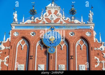 Dettagli della facciata anteriore con orologio-calendario della Casa delle Teste Nere edificio sulla Città Vecchia di Riga, la città capitale della Repubblica di Lettonia Foto Stock