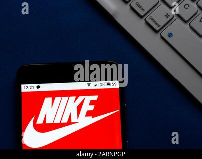 In questa immagine, il logo Nike viene visualizzato su uno smartphone Foto Stock