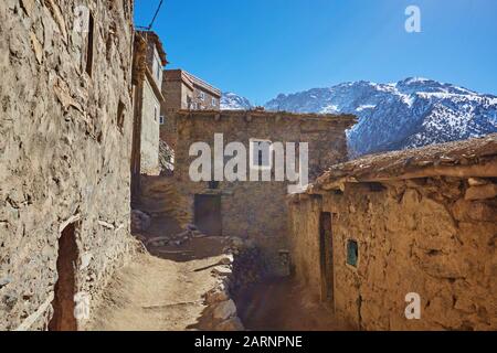 Ampio paesaggio e villaggio nella valle di dades, Marocco Foto Stock