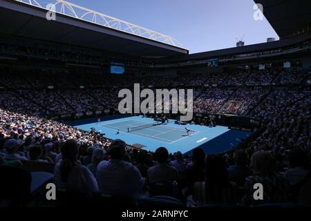 Melbourne, Australia. 29th Gen 2020. Alexander Zverev (R) della Germania e Stan Wawrinka della Svizzera competono durante la quarti finale della partita maschile al 2020 Australian Open di Melbourne, Australia, 29 gennaio 2020. Credito: Wang Jingqiang/Xinhua/Alamy Live News Foto Stock