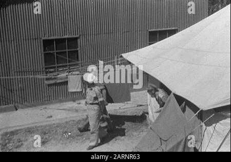 Generale Dürst Britt ispeziona 3-10 Reggimento Fanteria in Genoeng (?) Generale H.J.W. Dürst Britt durante un'ispezione di un campo Data: Luglio 1948 luogo: Indonesia, Indie orientali olandesi Foto Stock