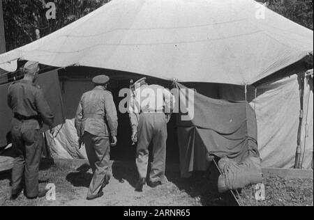 Generale Dürst Britt ispeziona 3-10 Reggimento Fanteria in Genoeng (?) Generale H.J.W. Dürst Britt Entra In Una Tenda Data: Luglio 1948 Località: Indonesia, Indie Orientali Olandesi Foto Stock