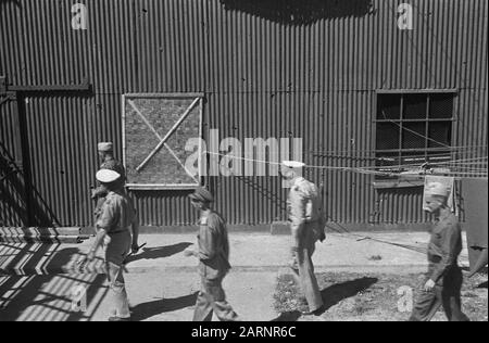 Generale Dürst Britt ispeziona 3-10 Reggimento Fanteria in Genoeng (?) Generale H.J.W. Dürst Britt durante un'ispezione di un campo Data: Luglio 1948 luogo: Indonesia, Indie orientali olandesi Foto Stock