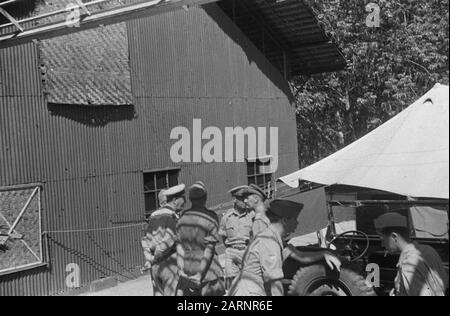 Generale Dürst Britt ispeziona 3-10 Reggimento Fanteria in Genoeng (?) Generale H.J.W. Dürst Britt in conversazione con gli ufficiali Data: Luglio 1948 luogo: Indonesia, Indie orientali olandesi Foto Stock