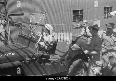 Generale Dürst Britt ispeziona 3-10 Reggimento Fanteria in Genoeng (?) Generale H.J.W. Dürst Britt stesso controlla la jeep Data: Luglio 1948 luogo: Indonesia, Indie orientali olandesi Foto Stock