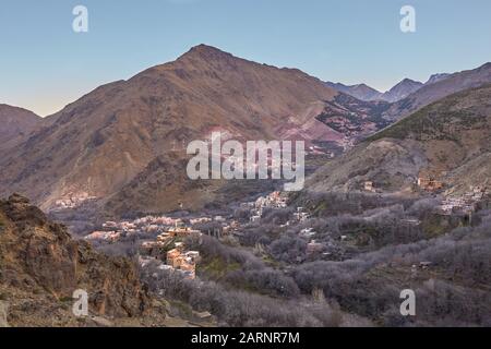 Ampio paesaggio e villaggio nella valle di dades, Marocco Foto Stock