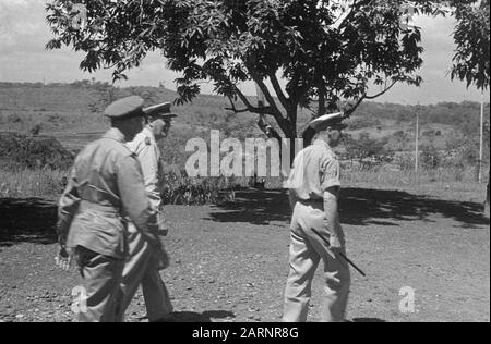 General Dürst Britt ispeziona 3-10 Reggimento Fanteria a Genoeng (?) e dintorni Generale H.J.W. Dürst Britt (a destra) durante l'ispezione Annotazione: Comandante di 3-10 R.I. era tenente colonnello A.A.P. Smit Data: Luglio 1948 Luogo: Indonesia, Indie Orientali Olandesi Foto Stock