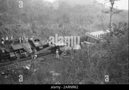 Treno incidente Poerwakarta Venerdì pomeriggio, 22 ottobre 1948 il treno veloce Batavia-Bandoeng a 16,50 ore due chilometri a sud di Poerwakarta, vicino Bengoal, deragliato, perché le rotaie erano state rotte da una banda di terroristi su una distanza di 20 metri. Subito dopo il deragliamento, il treno è stato preso sotto il fuoco da circa 50 uomini presidiati con armi automatiche e armi, uccidendo otto persone e ferendo 23. A causa del fatto che un numero significativo di soldati viaggiavano in treno, il fuoco della banda poteva essere risposto quasi immediatamente. Ciò ha impedito di peggio. Panoramica di Foto Stock