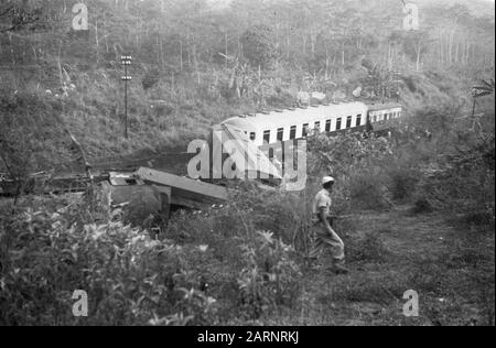 Incidente ferroviario Poerwakarta Venerdì pomeriggio, 22 ottobre 1948 il treno veloce Batavia-Bandoeng è a 16,50 ore due chilometri a sud di Poerwakarta, vicino Bengoal, deragliato. Perché le rotaie erano state rotte da una banda di terroristi su una distanza di 20 metri. Subito dopo il deragliamento, il treno è stato preso sotto il fuoco da circa 50 uomini presidiati con armi automatiche e armi, uccidendo otto persone e ferendo 23. A causa del fatto che un numero significativo di soldati viaggiavano in treno, il fuoco della banda poteva essere risposto quasi immediatamente. Ciò ha impedito di peggio. Panoramica di t Foto Stock