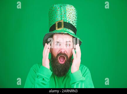 Sensazione scioccato. Uomo Barbuto mantenendo la bocca aperta mentre si celebra San Patrizio giorno. Hipster in leprechaun hat e costume. Happy saint patricks giorno. Uomo irlandese con la barba che indossa il verde. Foto Stock