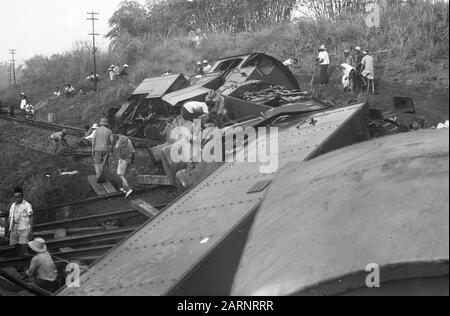 Treno incidente Poerwakarta Venerdì pomeriggio, 22 ottobre 1948 il treno veloce Batavia-Bandoeng a 16,50 ore due chilometri a sud di Poerwakarta, vicino Bengoal, deragliato, perché le rotaie erano state rotte da una banda di terroristi su una distanza di 20 metri. Subito dopo il deragliamento, il treno è stato preso sotto il fuoco da circa 50 uomini presidiati con armi automatiche e armi, uccidendo otto persone e ferendo 23. A causa del fatto che un numero significativo di soldati viaggiavano in treno, il fuoco della banda poteva essere risposto quasi immediatamente. Ciò ha impedito di peggio. Il deragliamento Foto Stock