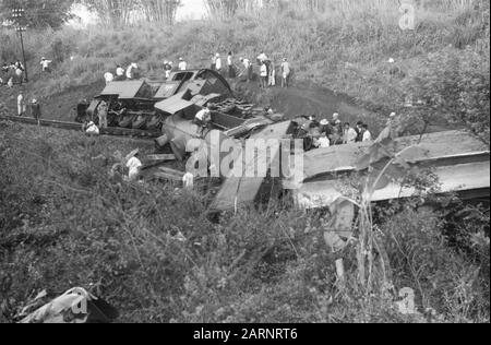 Treno incidente Poerwakarta Venerdì pomeriggio, 22 ottobre 1948 il treno veloce Batavia-Bandoeng a 16,50 ore due chilometri a sud di Poerwakarta, vicino Bengoal, deragliato, perché le rotaie erano state rotte da una banda di terroristi su una distanza di 20 metri. Subito dopo il deragliamento, il treno è stato preso sotto il fuoco da circa 50 uomini presidiati con armi automatiche e armi, uccidendo otto persone e ferendo 23. A causa del fatto che un numero significativo di soldati viaggiavano in treno, il fuoco della banda poteva essere risposto quasi immediatamente. Ciò ha impedito di peggio. Le due locomotive Foto Stock