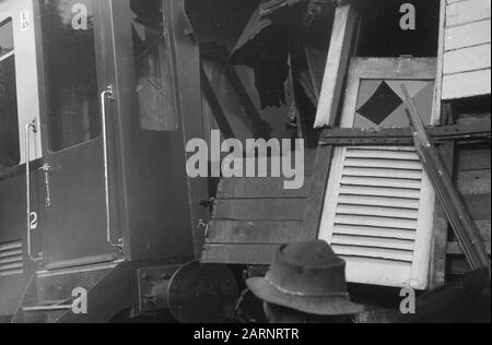 Treno incidente Poerwakarta Venerdì pomeriggio, 22 ottobre 1948 il treno veloce Batavia-Bandoeng a 16,50 ore due chilometri a sud di Poerwakarta, vicino Bengoal, deragliato, perché le rotaie erano state rotte da una banda di terroristi su una distanza di 20 metri. Subito dopo il deragliamento, il treno è stato preso sotto il fuoco da circa 50 uomini presidiati con armi automatiche e armi, uccidendo otto persone e ferendo 23. A causa del fatto che un numero significativo di soldati viaggiavano in treno, il fuoco della banda poteva essere risposto quasi immediatamente. Ciò ha impedito di peggio. Panoramica di Foto Stock