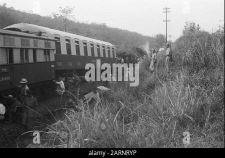 Treno incidente Poerwakarta Venerdì pomeriggio, 22 ottobre 1948 il treno veloce Batavia-Bandoeng a 16,50 ore due chilometri a sud di Poerwakarta, vicino Bengoal, deragliato, perché le rotaie erano state rotte da una banda di terroristi su una distanza di 20 metri. Subito dopo il deragliamento, il treno è stato preso sotto il fuoco da circa 50 uomini presidiati con armi automatiche e armi, uccidendo otto persone e ferendo 23. A causa del fatto che un numero significativo di soldati viaggiavano in treno, il fuoco della banda poteva essere risposto quasi immediatamente. Ciò ha impedito di peggio. Panoramica di Foto Stock