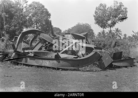 Curioso Lahat Curvo Acciaio (Da Un Ponte?) Data: 16 Ottobre 1948 Luogo: Indonesia, Lahat, Dutch East Indies, Sumatra Foto Stock