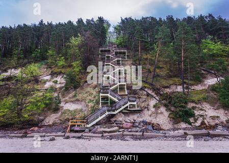 Scale di legno sulla spiaggia del Mar Baltico nella località balneare di Miedzyzdroje sull'isola di Wolin in Voivodato della Pomerania Occidentale della Polonia Foto Stock