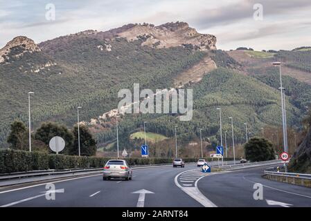 Autostrada Autovia A-8 nei pressi di Islares nel comune di Castro Urdiales nella comunità autonoma della Cantabria nel nord della Spagna Foto Stock