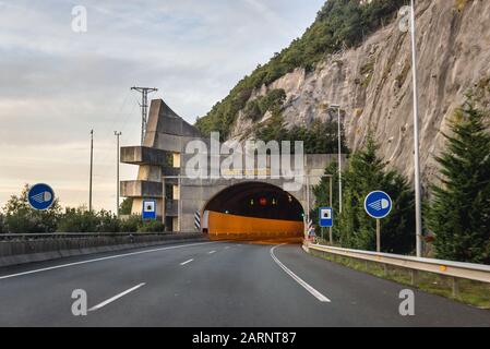 Tunnel su autostrada A-8 vicino Islares nel comune di Castro Urdiales nella comunità autonoma della Cantabria del nord della Spagna Foto Stock