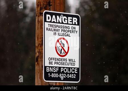 Un segnale di non gassificazione BNSF, dai binari nella città di Troy, Montana. Pericolo, La Degasazione Sulla Proprietà Ferroviaria È Illegale, Trasgressori Foto Stock