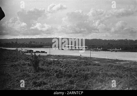 Airbases Sorido Airstrip Biak. Cinque bombardieri Mitchell B-25 sono parcheggiati all'aeroporto Data: Aprile 1947 Ubicazione: Biak, Indonesia, Indie Orientali Olandesi, Nuova Guinea Foto Stock