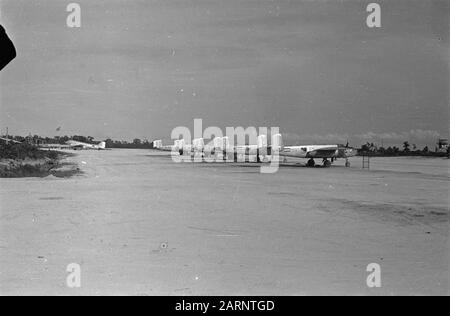 Airbases Sorido Airstrip Biak. Cinque bombardieri Mitchell B-25 dello Squadron 18th in un aeroporto Annotazione: Numero di registrazione anteriore N5-247 Data: Aprile 1947 Ubicazione: Biak, Indonesia, Indie orientali olandesi, Nuova Guinea Foto Stock