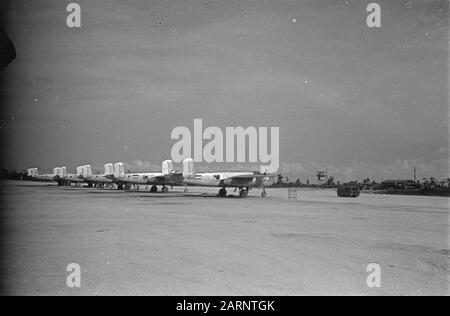 Airbases Sorido Airstrip Biak. Cinque bombardieri Mitchell B-25 dello Squadron 18th in un aeroporto Annotazione: Numero di registrazione anteriore N5-247 Data: Aprile 1947 Ubicazione: Biak, Indonesia, Indie orientali olandesi, Nuova Guinea Foto Stock