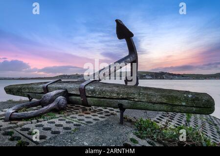 Appledore, Devon Del Nord, Inghilterra. Mercoledì 29th gennaio 2020. Meteo Regno Unito. Con la pulizia del cloud durante la notte, la temperatura diminuisce. All'alba il vento scende a una brezza mentre il sole sorge dietro l'ancora sulla banchina di Appledore sull'estuario del fiume Torridge. Credit: Terry Mathews/Alamy Live News Foto Stock