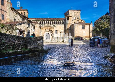 Chiesa romanica collegiata e chiostro di Santa Juliana a Santillana del Mar storico situato nella regione Cantabria della Spagna Foto Stock