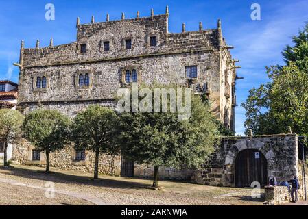 Edificio Palacio de Velarde nella storica città di Santillana del Mar, situata nella comunità autonoma della Cantabria nella Spagna settentrionale Foto Stock