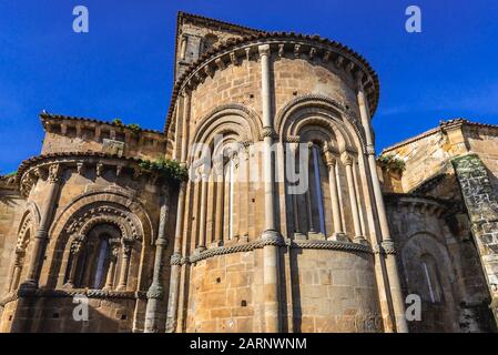 Abside della chiesa romanica collegiata e chiostro di Santa Juliana in Santillana del Mar storico città situata in Cantabria regione della Spagna Foto Stock