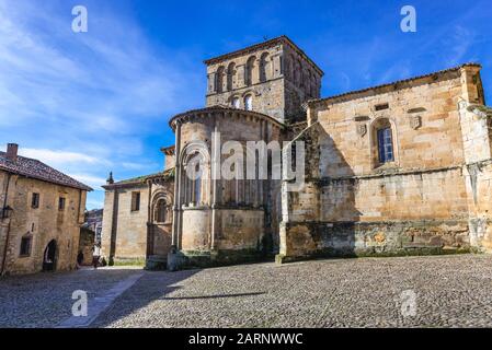 Chiesa collegiata romanica e chiostro di Santa Juliana nella città di Santillana del Mar situato in Cantabria, Spagna - vista da Plaza las Arenas Foto Stock